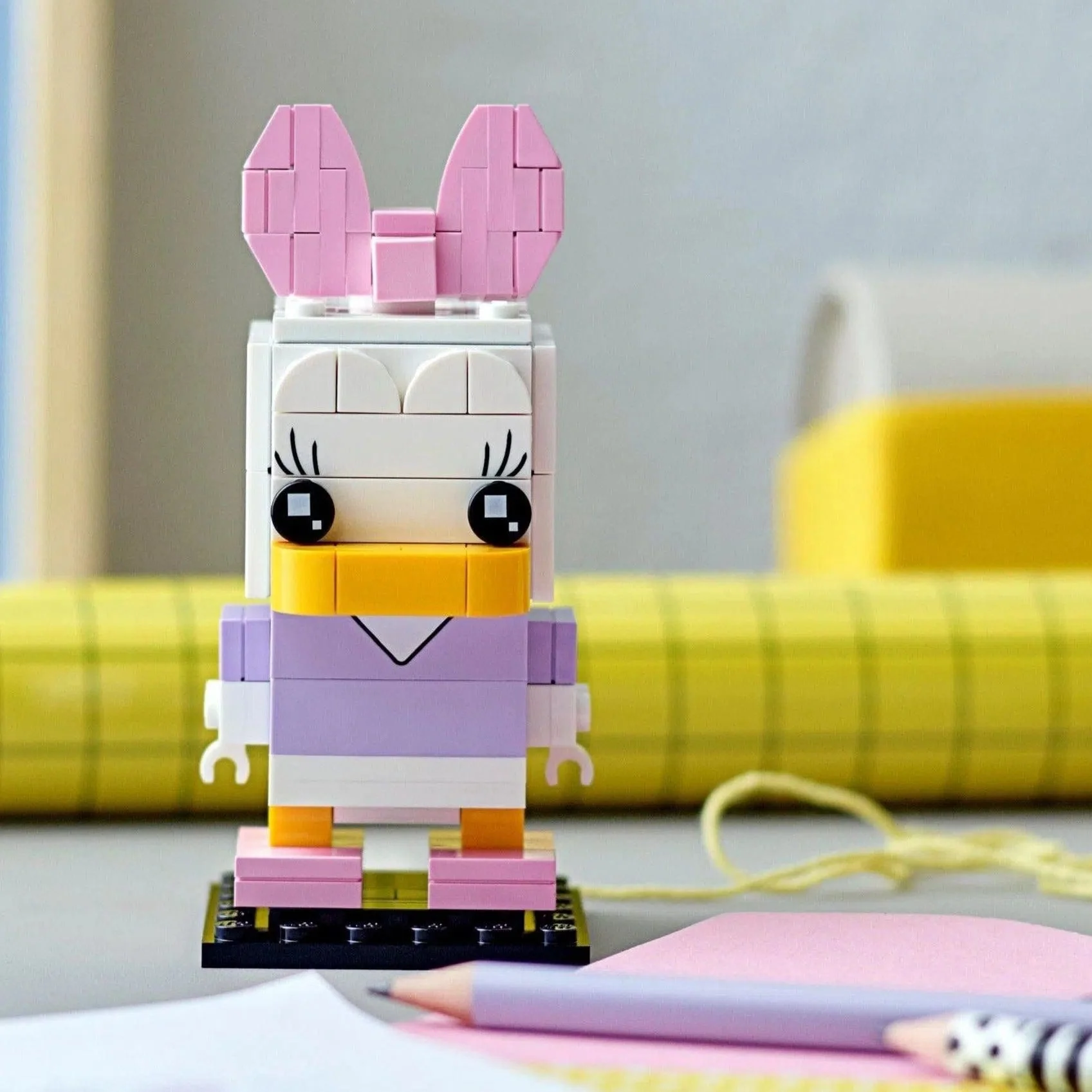 LEGO [BrickHeadz] - Daisy Duck Building Set - Disney Series (40476) - Image 3
