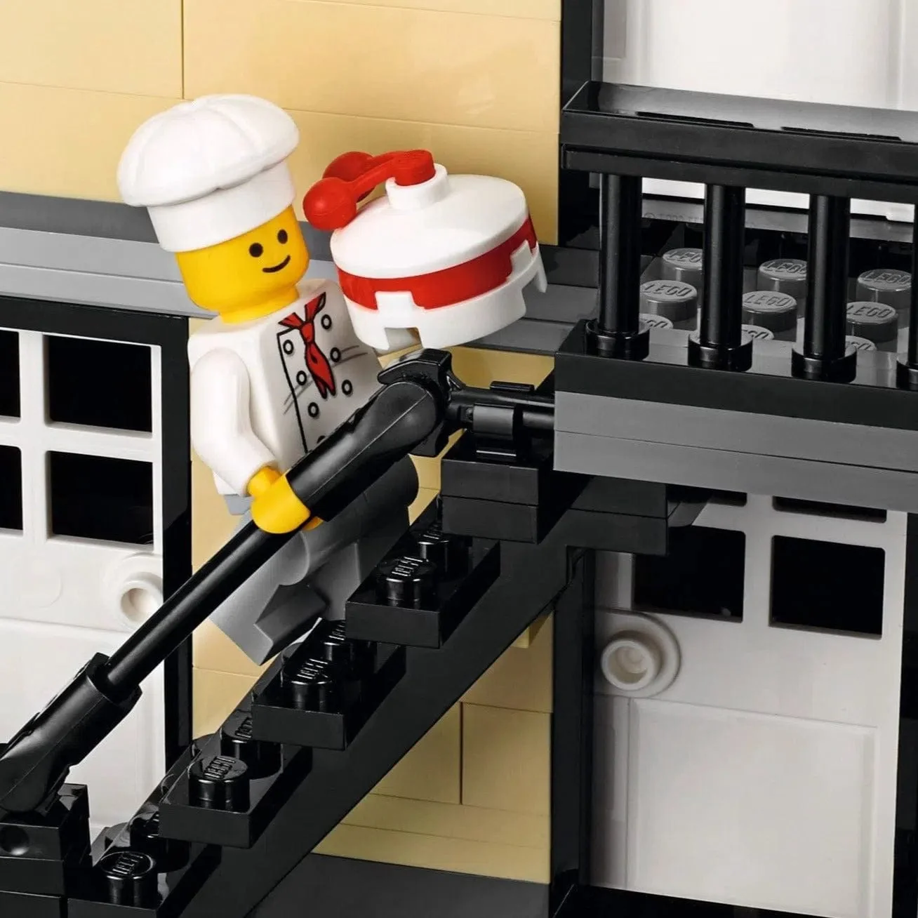 LEGO [Creator Expert] - Assembly Square Building Set - Modular Buildings Collection Series (10255) - Image 8