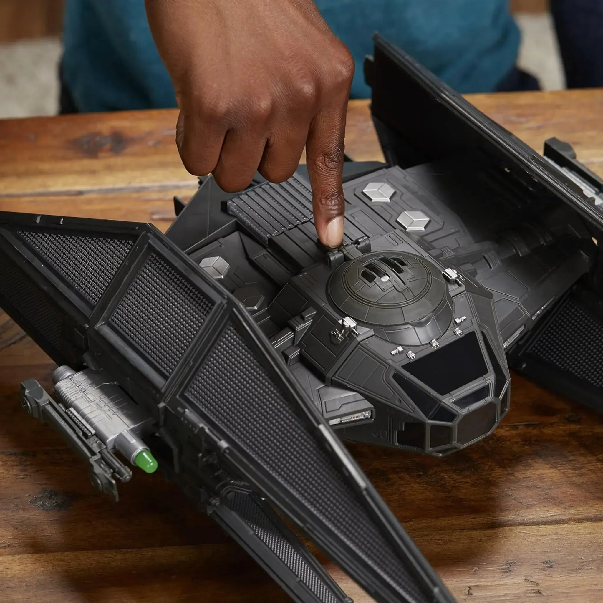 Star Wars - Kylo Ren's Tie Silencer Ship with Kylo Ren Action Figure (3.75") - Hasbro - (2017) - Image 7